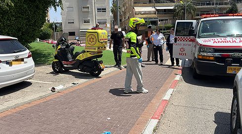 תיעוד: רוכב טרקטורון חוצה את הכיכר – ומתנגש בשתי נשים
