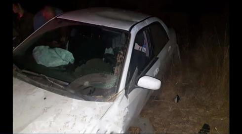 הסתיים בנס: נהג חשב שנפגע מכלי רכב אחר, פתח במרדף אלים - והתהפך