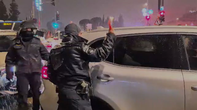 שוטרים מנפצים שמשות של רכבי מפגינים מול משרד רה"מ