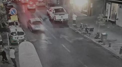 תיעוד: שוטר נתלה על מכונית נוסעת בה חשודים בסחר בסמים