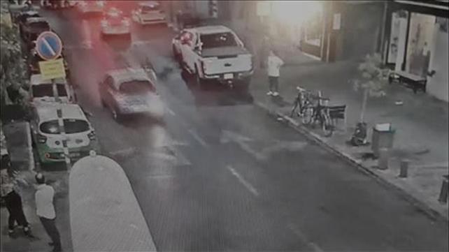 תיעוד: שוטר נתלה על רכב נוסע במרכז תל אביב 