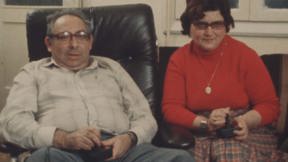 זוג מבוגרים משחק במשחק טלוויזיה או מחשב