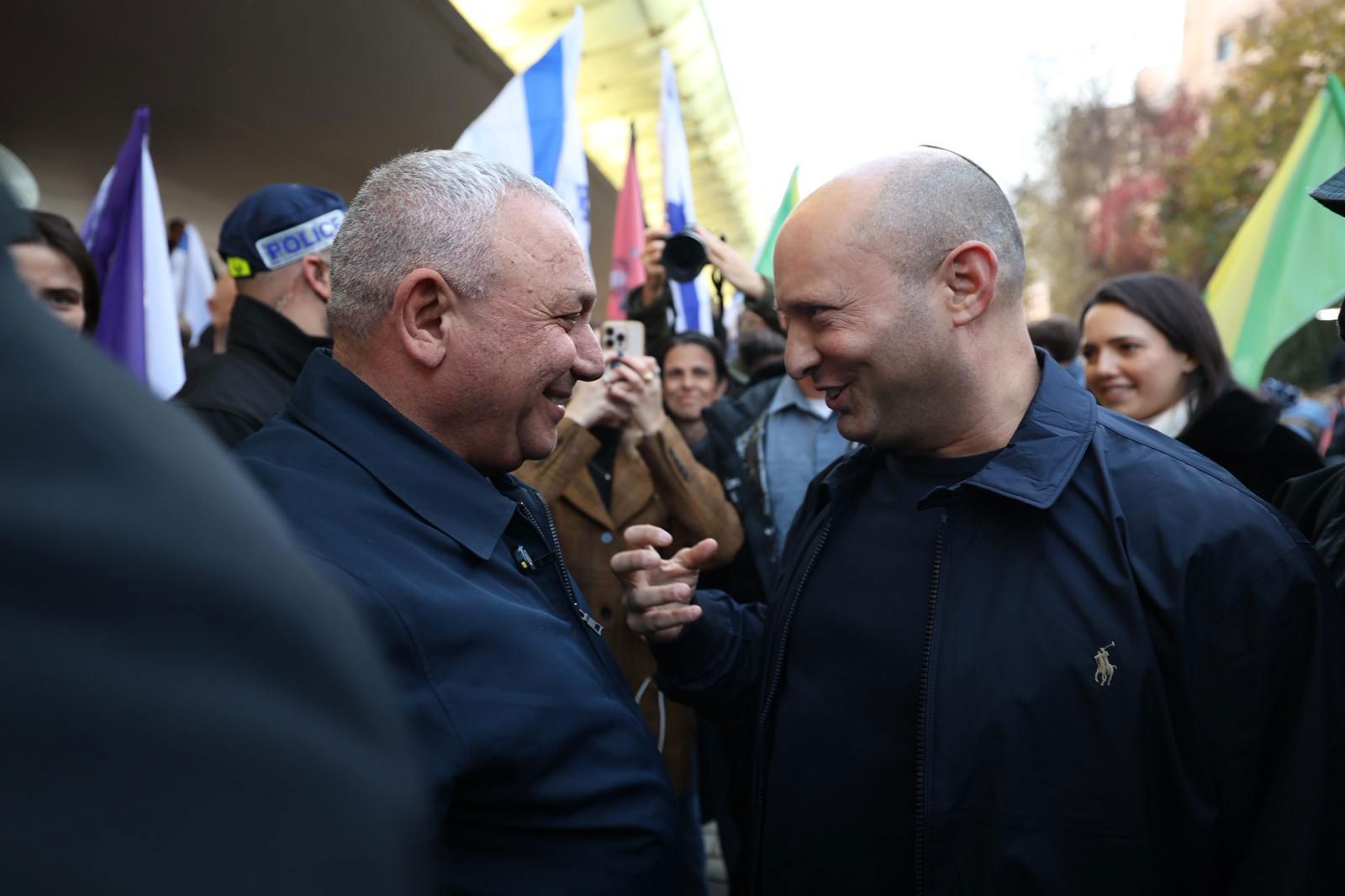 בנט ואייזנקוט בעצרת נגד חוק הפטור מגיוס בגשר המיתרים בירושלים 15/1/2026