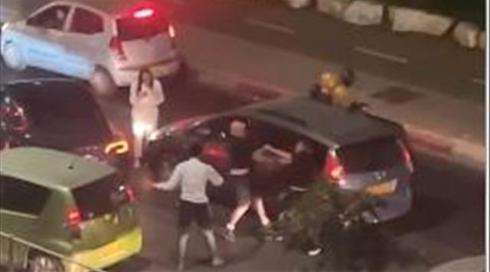 נגיחות ואגרופים לפנים: נהג רכב תקף באלימות בעל רכב | תיעוד