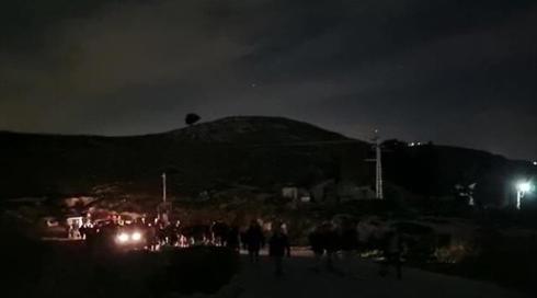 ללא אישור צה"ל: סדר ט"ו בשבט ענק נערך בחומש, נהג אוטובוס נפצע מיידוי אבנים