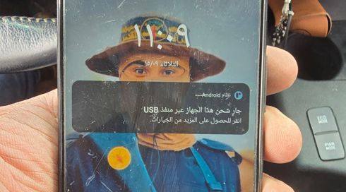 שנתיים אחרי הטבח: תושבת בארי מצאה טלפון של מחבל בביתה ההרוס