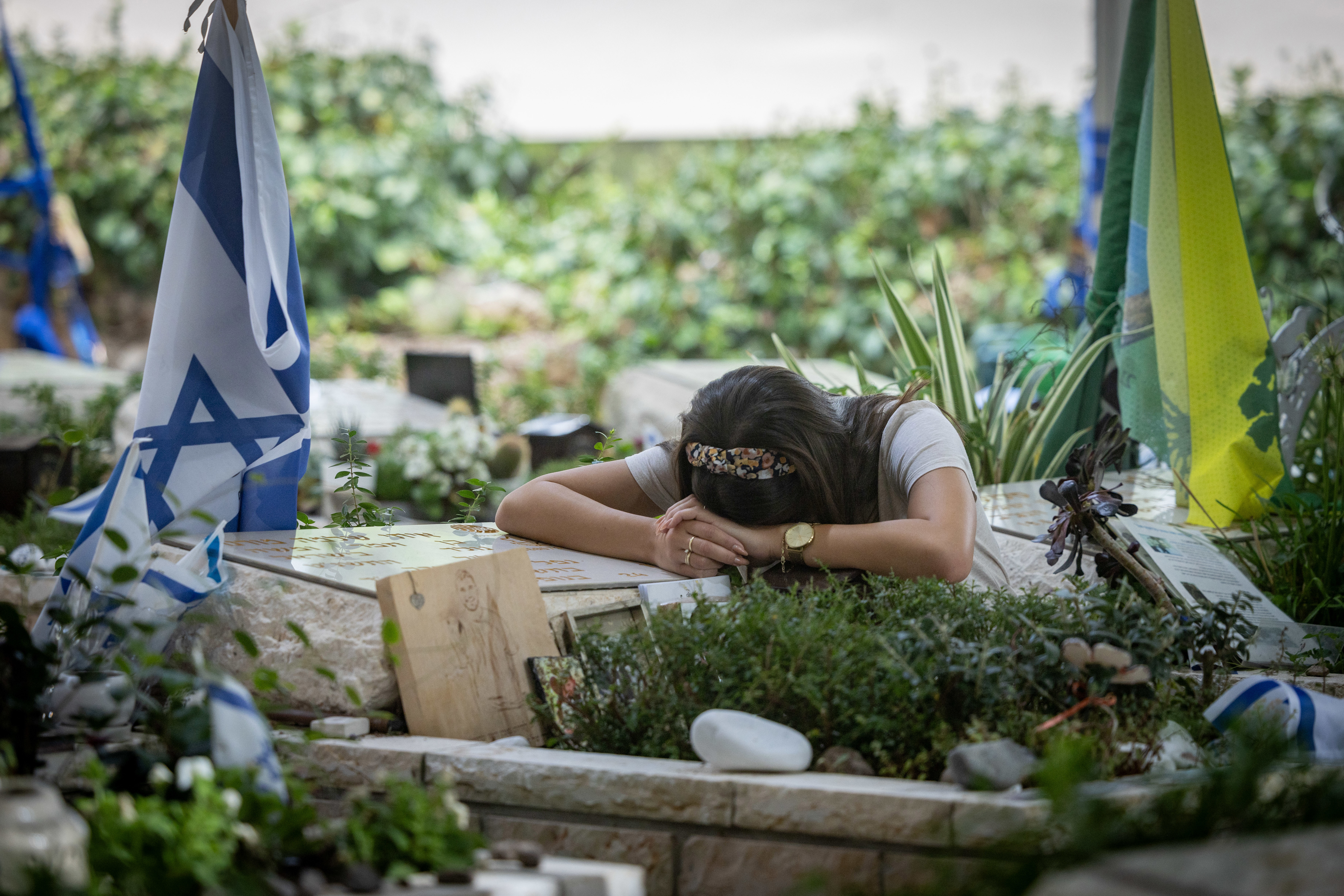 גל מורנו, אלמנתו של רב סמל איתי מורנו, מבקרת את קברו בהר הרצל