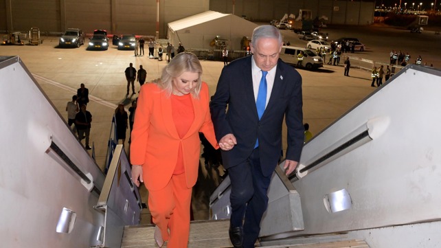 נתניהו עולה למטוס לארה"ב