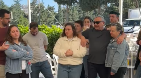 איזנקוט על קבר בנו: "אם היה יכול, היה אומר לנו לבחור בחיים, להמשיך להיות שמחים"