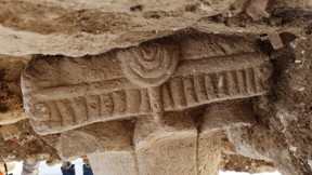כותרת עמוד מעוטרת מנורה שהתגלתה בחפירת רשות העתיקות בירושלים