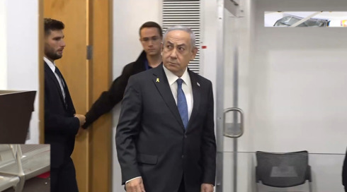 "יש כת שרואה בי אויב העם": נתניהו תקף - והגן על הדוברים שלו שנחקרו