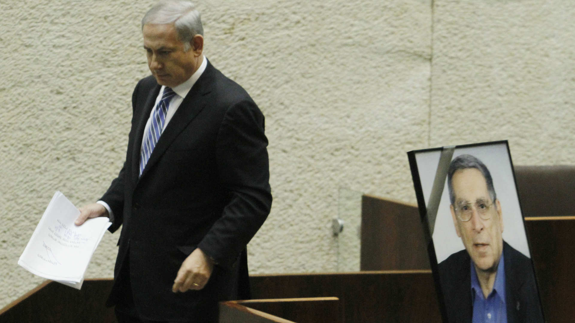 ראש הממשלה בנימין נתניהו לצד תמונתו של רחבעם זאבי