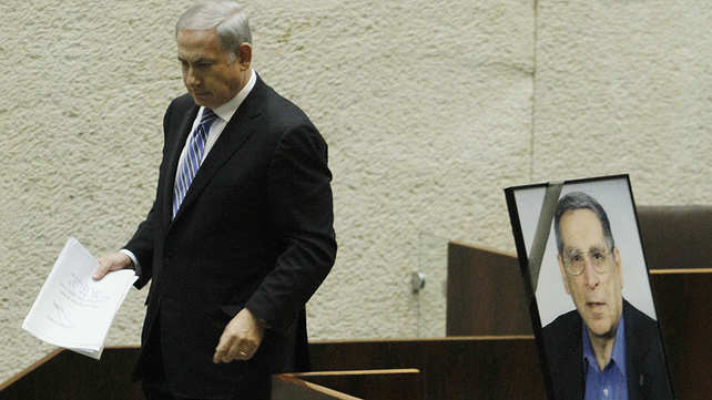 ראש הממשלה בנימין נתניהו לצד תמונתו של רחבעם זאבי