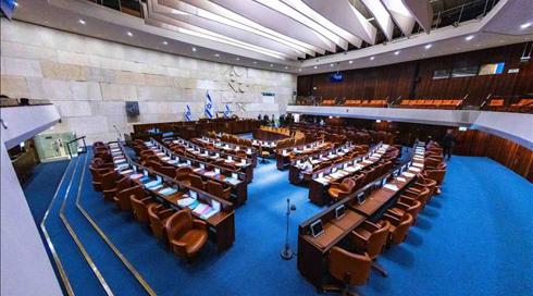 ועדת הבחירות המרכזית החלה בהליך ספירת הקולות במעטפות הכפולות