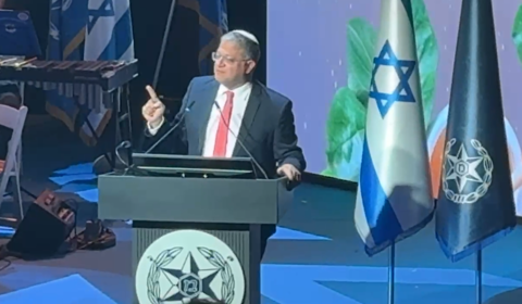בן גביר בטקס הרמת כוסית במשטרה