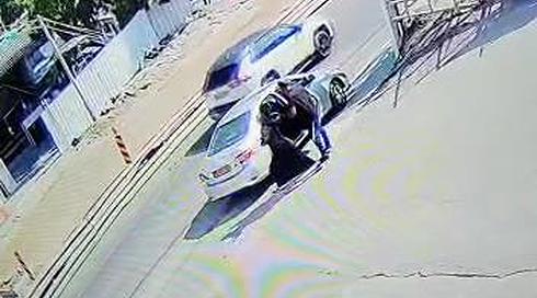 תופס את האישה ומנסה להכניס למכונית: תיעוד ניסיון חטיפת הצעירה בטבריה
