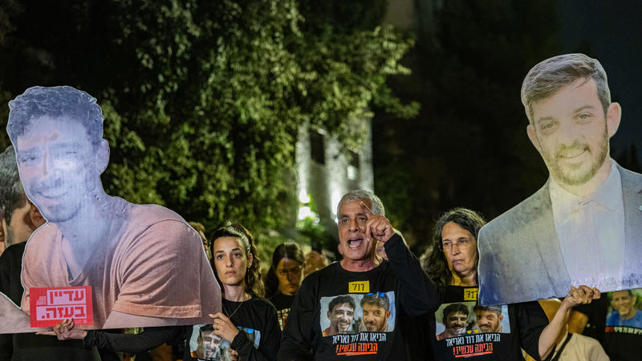 מפגינים למען שחרור החטופים מעזה מחוץ לבית ראש הממשלה בירושלים, ספטמבר 2025