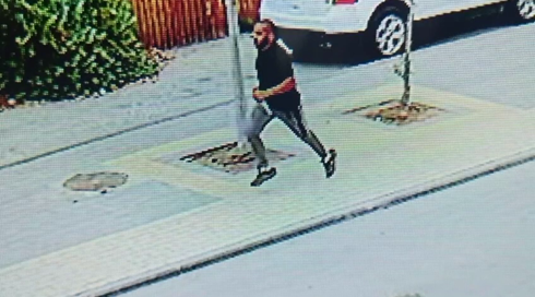 רודף אחרי הצעירה, דוקר - ובורח: תיעוד הפיגוע ברמלה