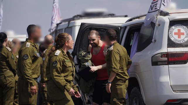 איתן הורן עם כוחות צה"ל אחרי שחרורו משבי חמאס, 13.10.2025