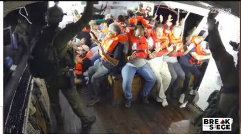 ספינת "חנדלה" הגיעה לנמל אשדוד, פעילי המשט עוברים תשאול
