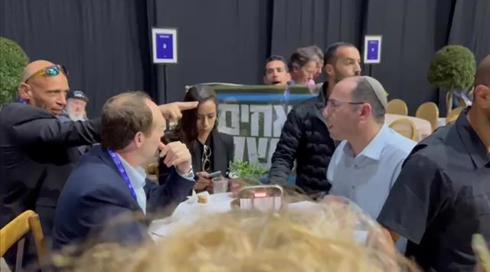 תיעוד: מפגינים התעמתו עם ח"כ רוטמן בכנס הפדרציות היהודיות