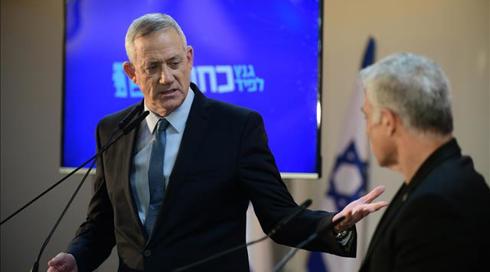 גנץ בביקורת מרומזת ללפיד: "צריך לאמץ סגנון שונה מזה של נתניהו"