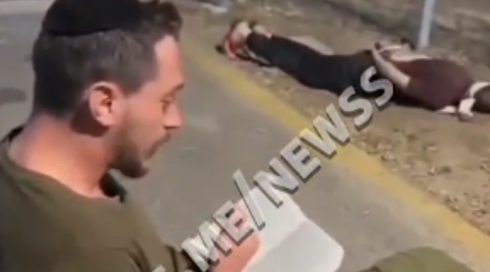 חייל צה"ל תועד כשהוא מקריא דברי תורה לפלסטינים כפותים ומכוסי עיניים