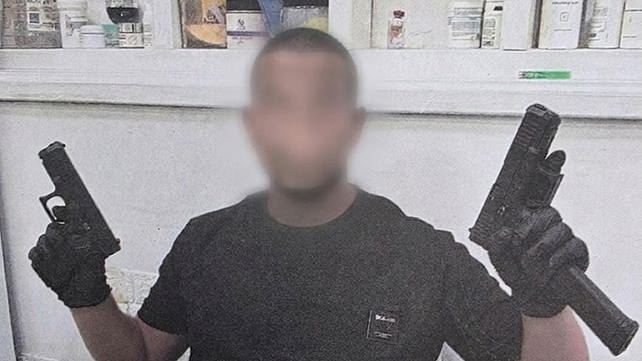 הנאשם עם אקדחים