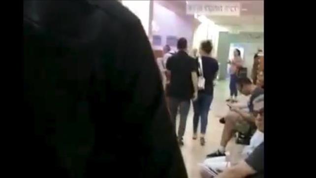 המטפלת ציפורה דוד תקפה אמא בבית המשפט