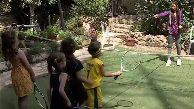 "מאפשר לי לעבוד": המשפחות שמתאגדות לשמור על הילדים