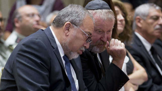 אביחי מנדלבליט ואביגדור ליברמן