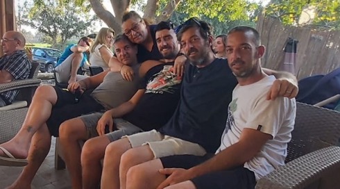 "המחבלים הציתו את הבית, נפרדנו כבר מהבנות": אחיו התאום נחטף - הוא ניצל בזכות חבר כיתת הכוננות