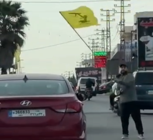 מחבלי חיזבאללה מניפים את דגל הארגון בנבטיה