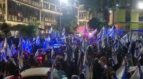 לאחר שעות של מחאה בתחנת המשטרה: שוחרר מפגין שנעצר בהרצליה