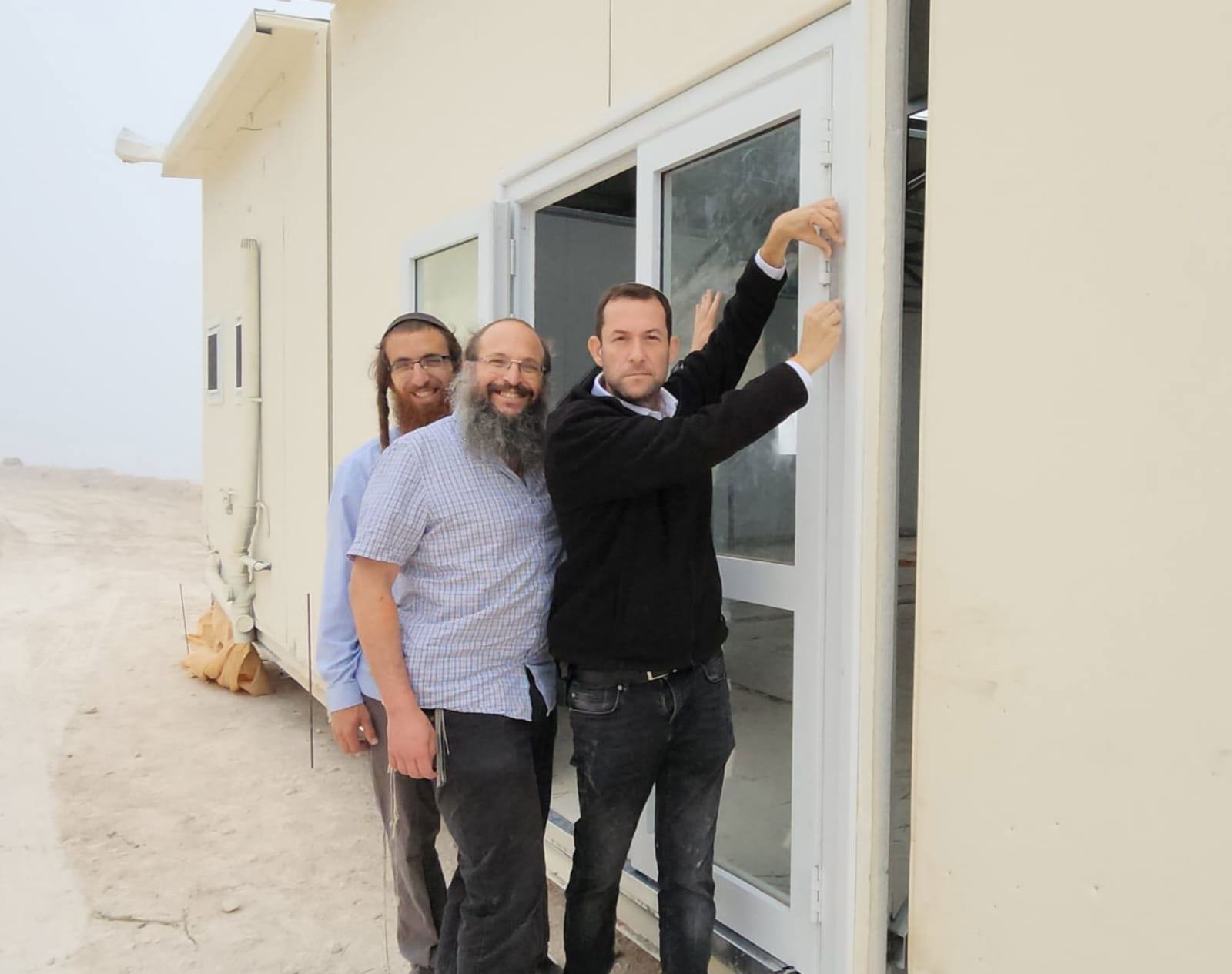 יוסי דגן מתקין מזוזה בישיבת חומש, 29.05.23