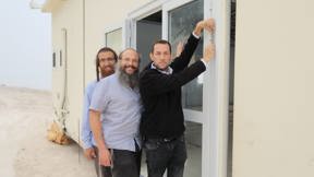 יוסי דגן מתקין מזוזה בישיבת חומש, 29.05.23