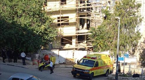 פועל נהרג בקריסת מבנה בתהליך הריסה בהרצליה