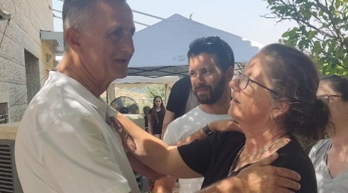 יעקב ארגמני נפגש עם אמו של ארנון זמורה
