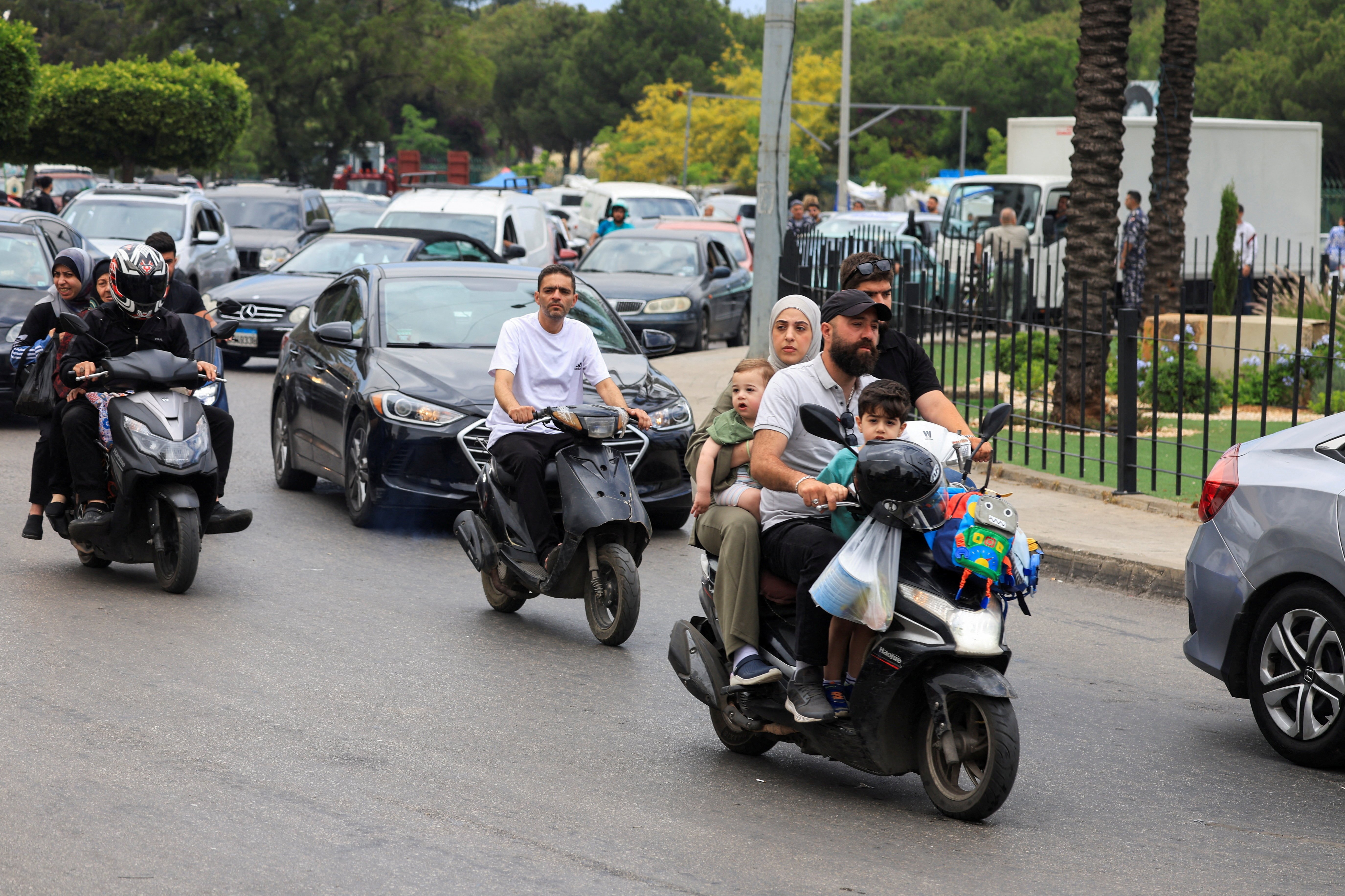 משפחות עקורים נמלטות מביירות לקראת תקיפה