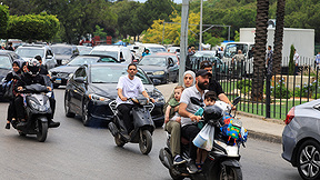משפחות עקורים נמלטות מביירות לקראת תקיפה