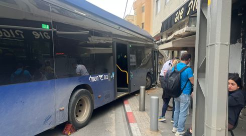 אוטובוס התנגש בחנות ברמת גן, אישה כבת 20 נפצעה באורח אנוש