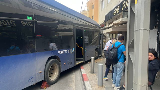 האוטובוס שהתנגש בחנות ברמת גן