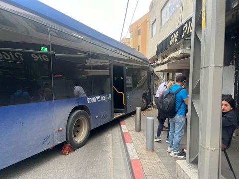 האוטובוס שהתנגש בחנות ברמת גן