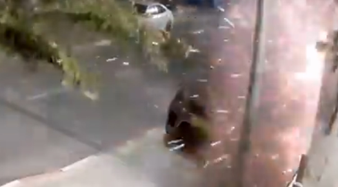תיעוד: צעירים הפעילו מטען מתחת לרכב של איש עסקים מהצפון