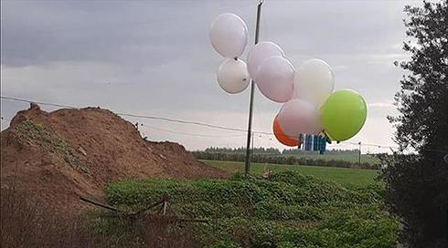 טרור הבלונים נמשך: שני צרורות חשודים אותרו בשדות נגב