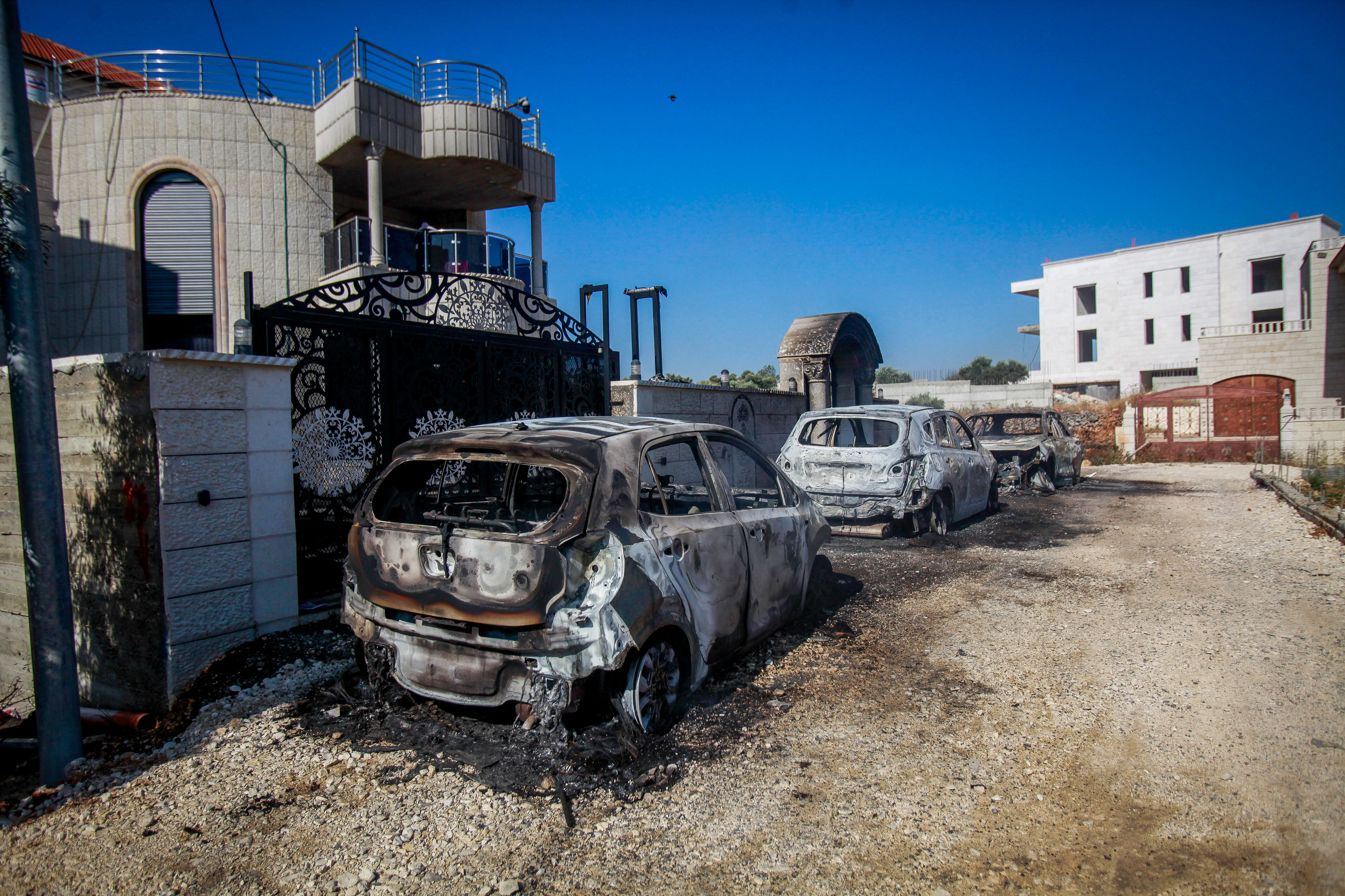 מכונית שמתנחלים הציתו בכפר הפלסטיני תורמוס עיא 21.06.23