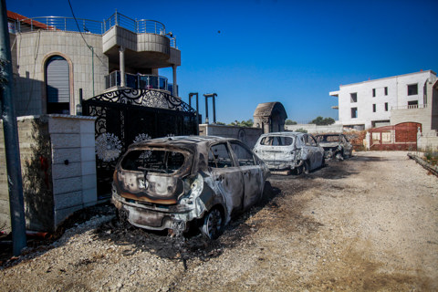 מכונית שמתנחלים הציתו בכפר הפלסטיני תורמוס עיא 21.06.23