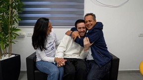 עומר שם טוב נפגש עם הוריו