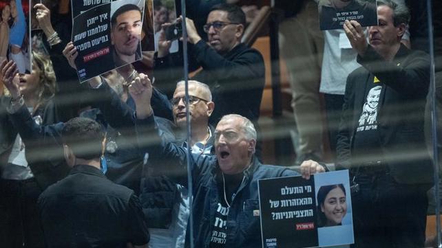 משפחות שכולות מפגינות בכנסת בקריאה להקמת ועדת חקירה ממלכתית