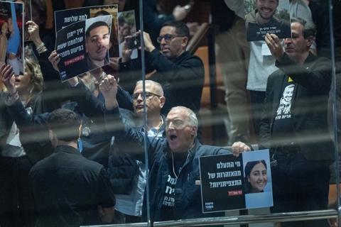 משפחות שכולות מפגינות בכנסת בקריאה להקמת ועדת חקירה ממלכתית